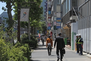 Aoyama dori pedestrians 2